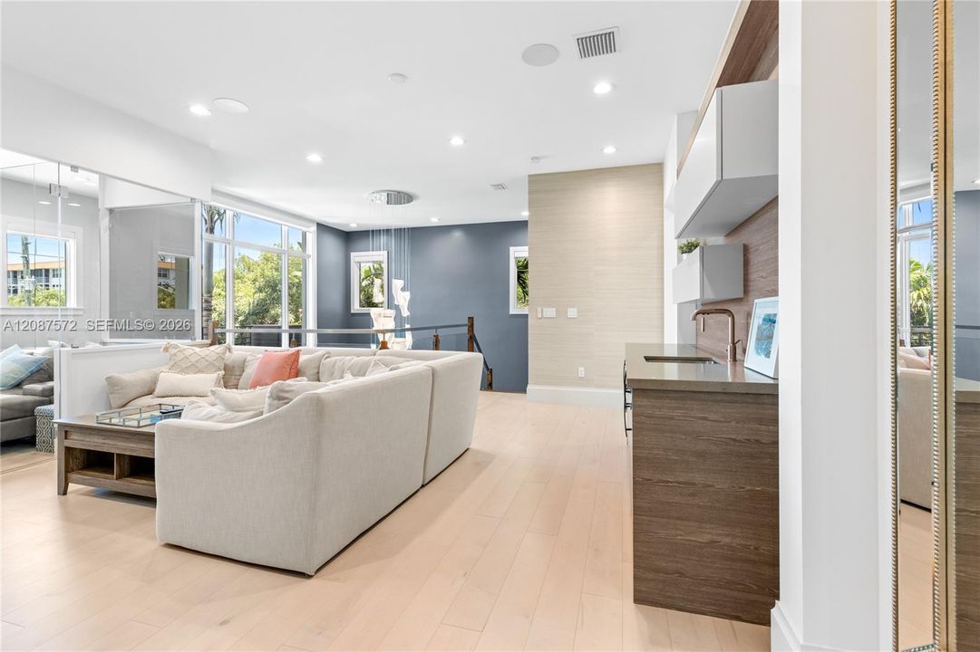 For Rent: $37,500 (5 beds, 3 baths, 4452 Square Feet)