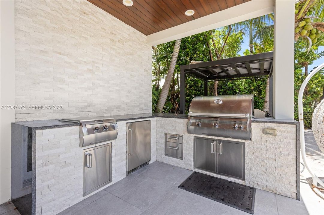 For Rent: $37,500 (5 beds, 3 baths, 4452 Square Feet)