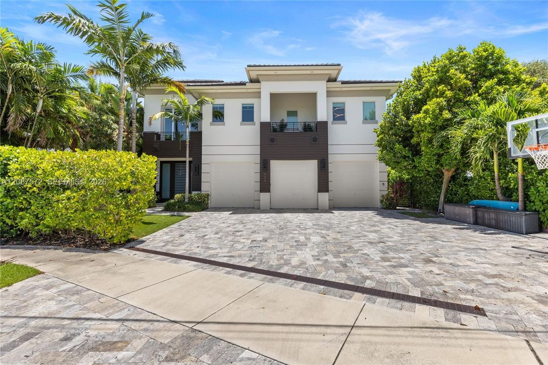 For Rent: $37,500 (5 beds, 3 baths, 4452 Square Feet)