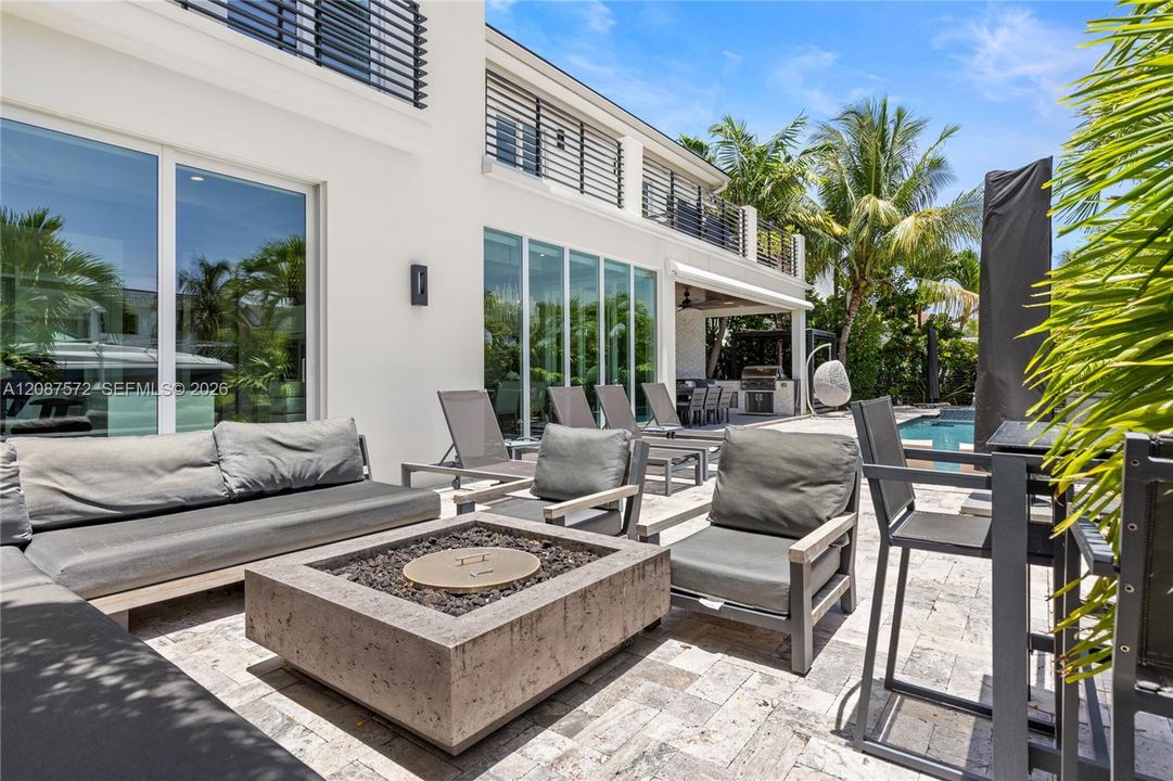 For Rent: $37,500 (5 beds, 3 baths, 4452 Square Feet)
