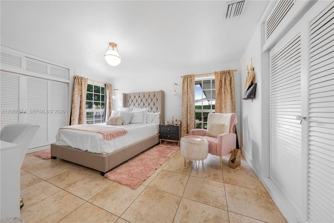 En Venta: $860,000 (3 camas, 2 baños, 2022 Pies cuadrados)