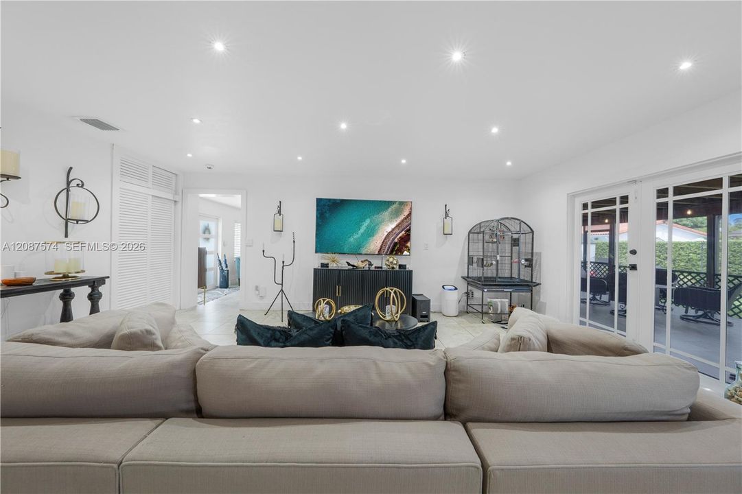 En Venta: $860,000 (3 camas, 2 baños, 2022 Pies cuadrados)
