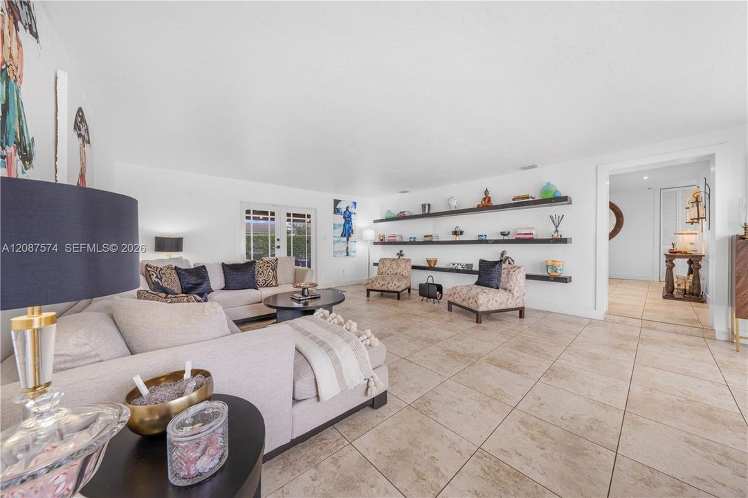 En Venta: $860,000 (3 camas, 2 baños, 2022 Pies cuadrados)