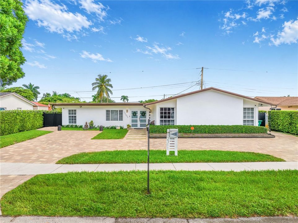 En Venta: $860,000 (3 camas, 2 baños, 2022 Pies cuadrados)