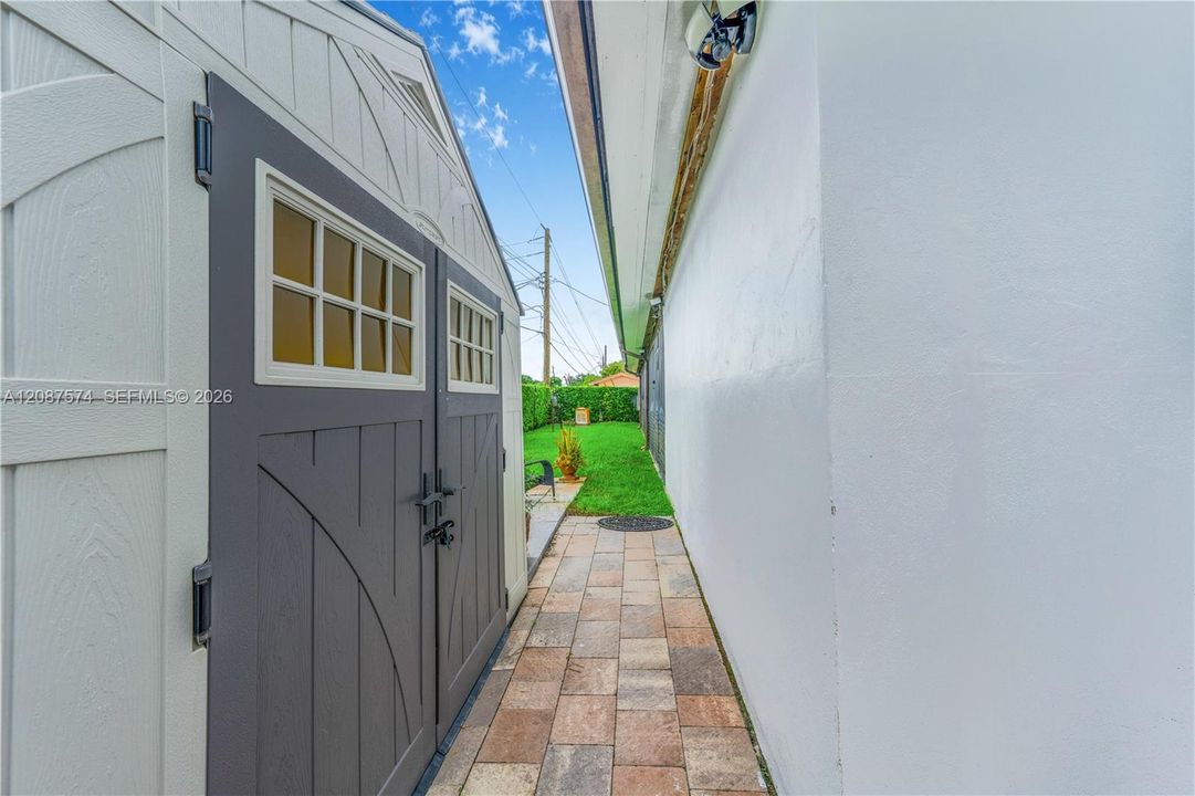 En Venta: $860,000 (3 camas, 2 baños, 2022 Pies cuadrados)