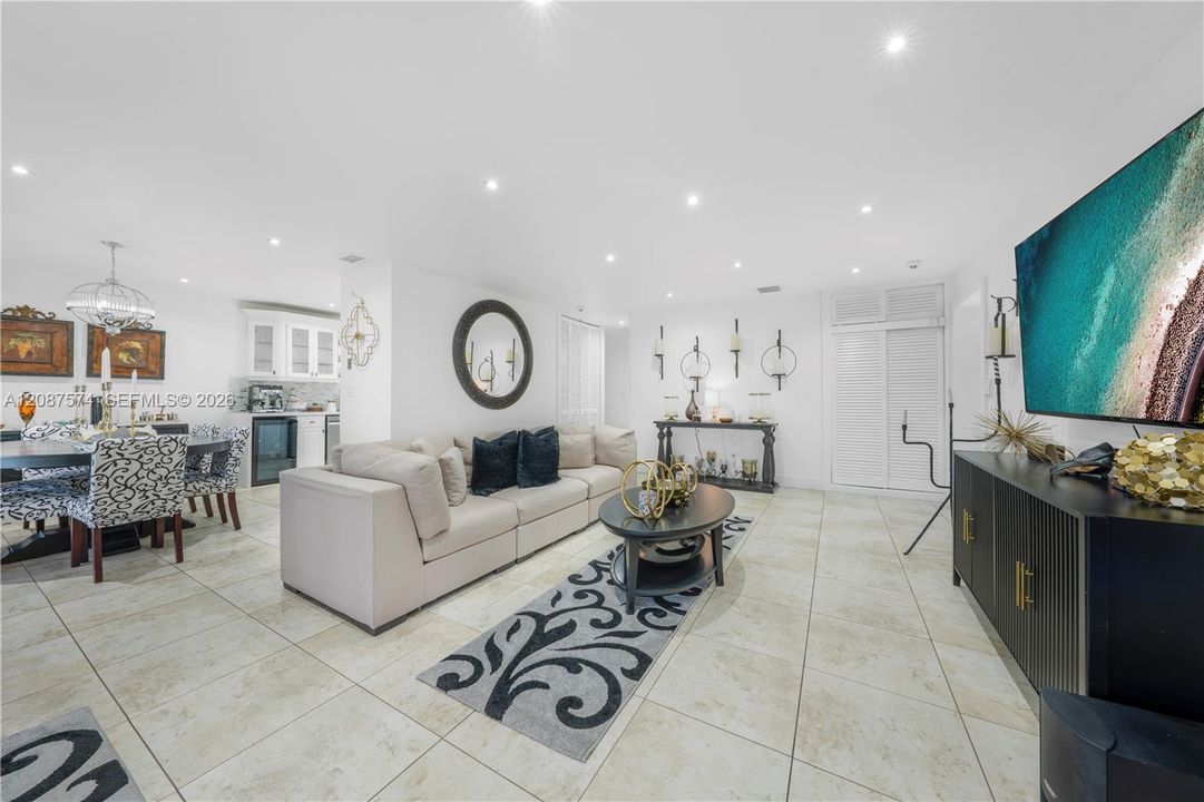 En Venta: $860,000 (3 camas, 2 baños, 2022 Pies cuadrados)
