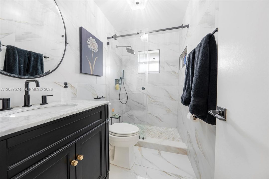 En Venta: $860,000 (3 camas, 2 baños, 2022 Pies cuadrados)