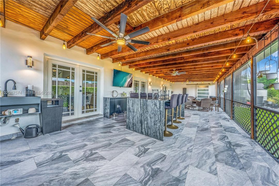En Venta: $860,000 (3 camas, 2 baños, 2022 Pies cuadrados)
