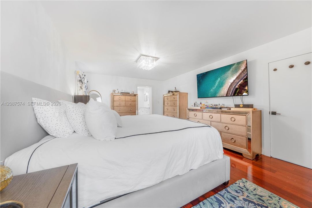 En Venta: $860,000 (3 camas, 2 baños, 2022 Pies cuadrados)