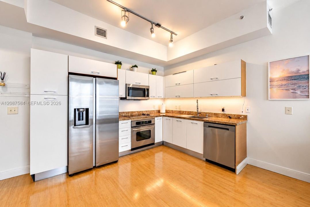 For Rent: $2,700 (1 beds, 1 baths, 775 Square Feet)
