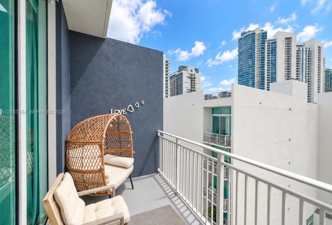 For Rent: $2,700 (1 beds, 1 baths, 775 Square Feet)