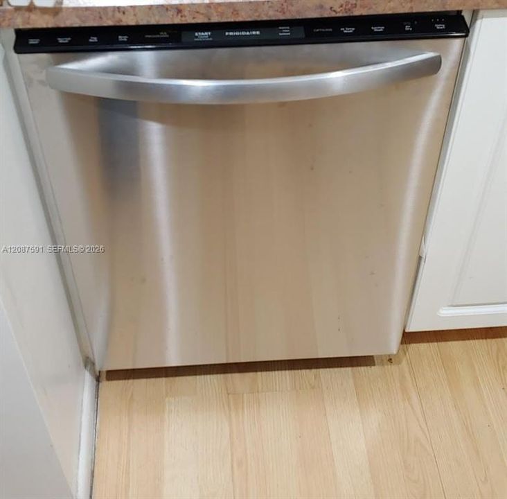 For Sale: $200,000 (2 beds, 2 baths, 800 Square Feet)