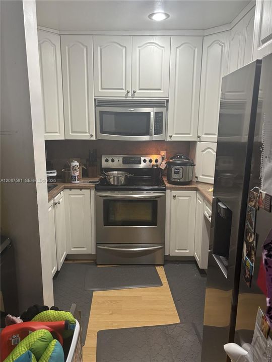 For Sale: $200,000 (2 beds, 2 baths, 800 Square Feet)