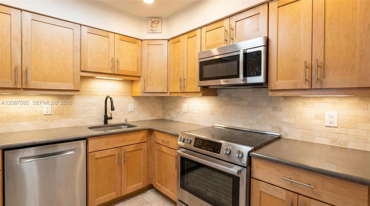 For Rent: $2,500 (2 beds, 2 baths, 1216 Square Feet)