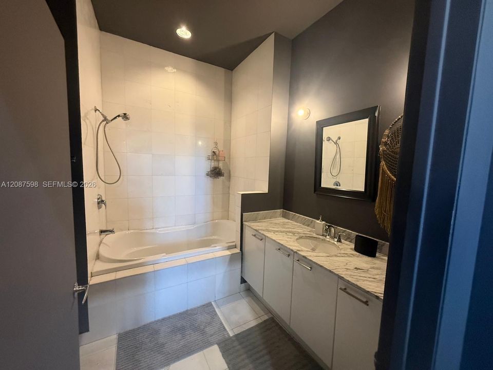 For Rent: $4,600 (1 beds, 1 baths, 966 Square Feet)