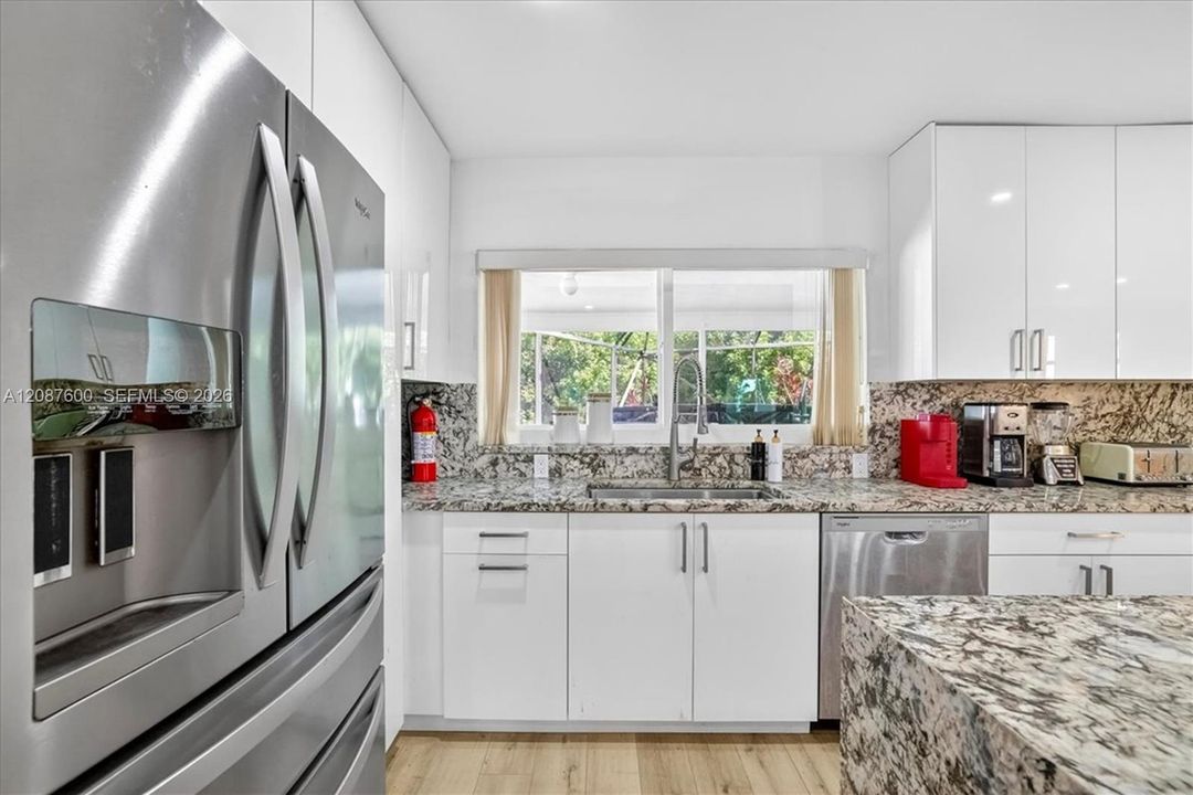 For Sale: $1,149,995 (6 beds, 4 baths, 3424 Square Feet)