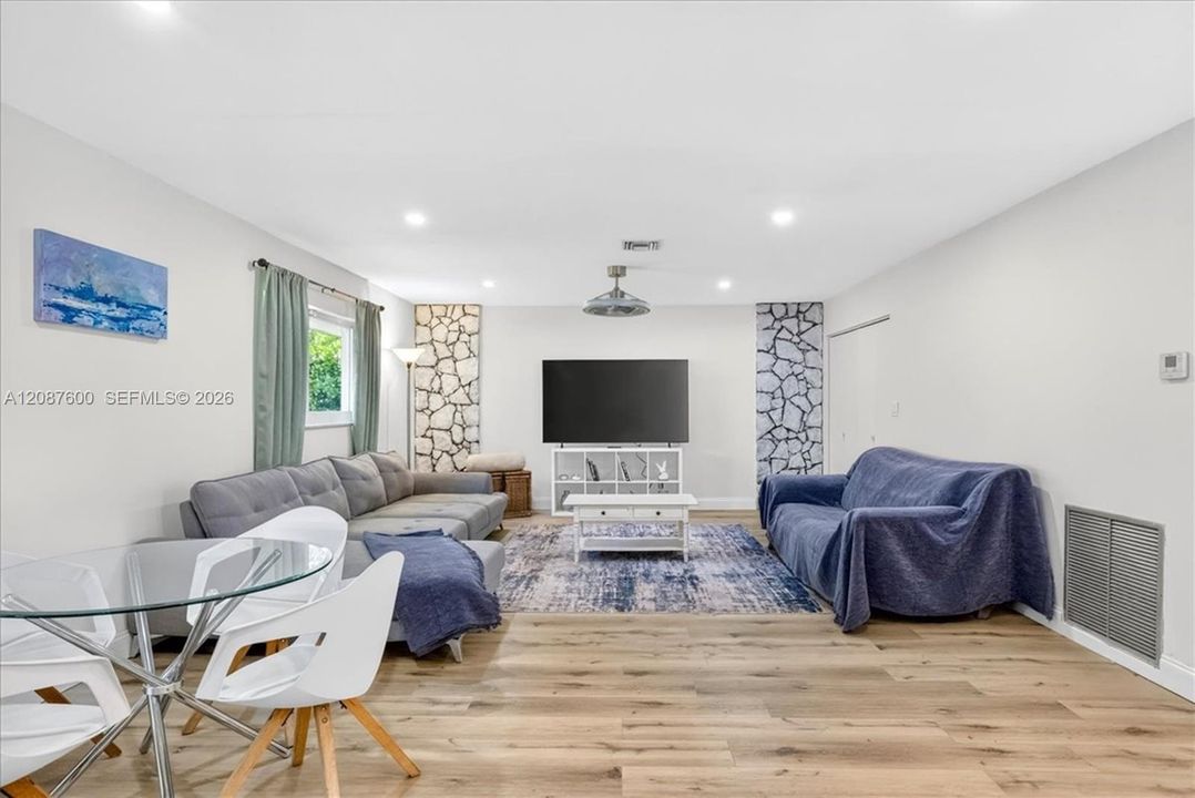 For Sale: $1,149,995 (6 beds, 4 baths, 3424 Square Feet)