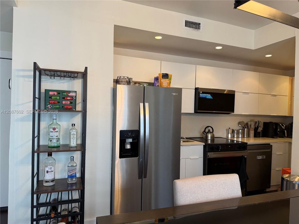For Sale: $379,999 (2 beds, 2 baths, 783 Square Feet)