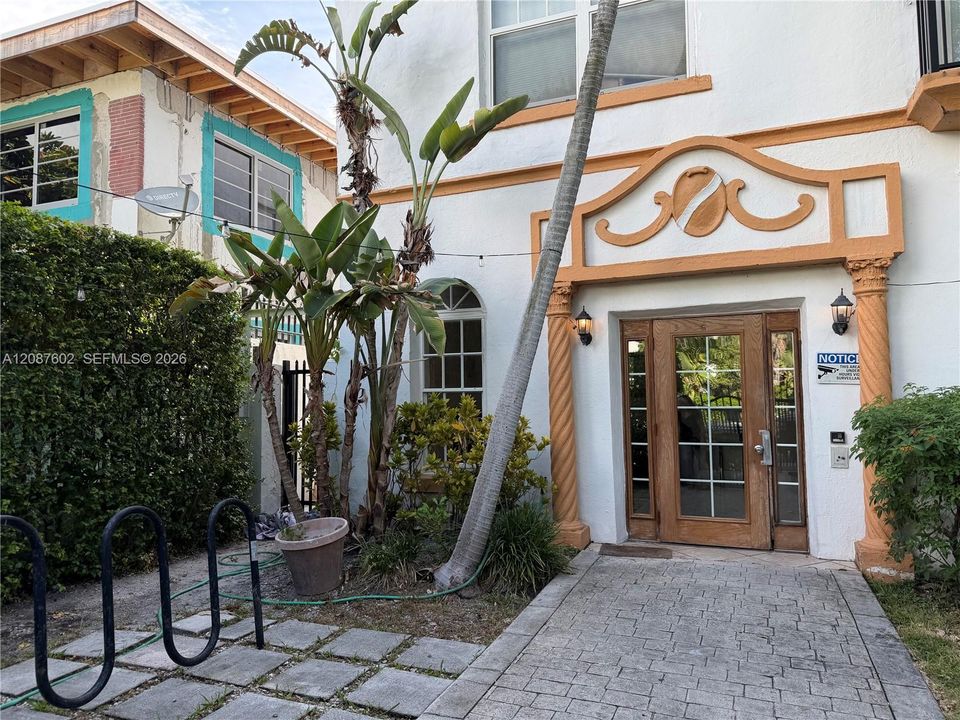 For Sale: $379,999 (2 beds, 2 baths, 783 Square Feet)