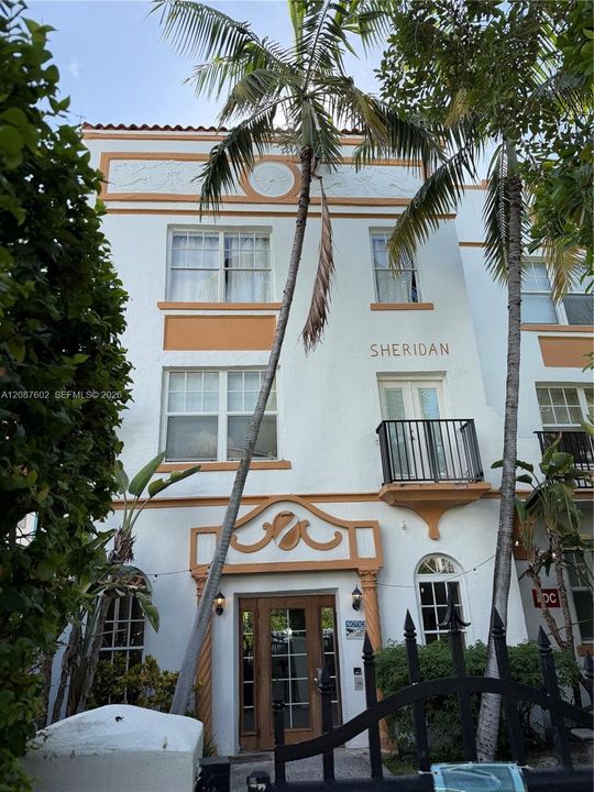 For Sale: $379,999 (2 beds, 2 baths, 783 Square Feet)