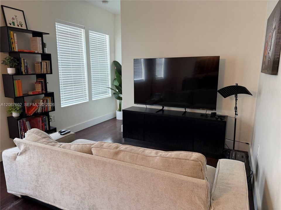 For Sale: $379,999 (2 beds, 2 baths, 783 Square Feet)