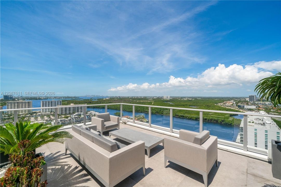 For Rent: $58,500 (5 beds, 6 baths, 5127 Square Feet)