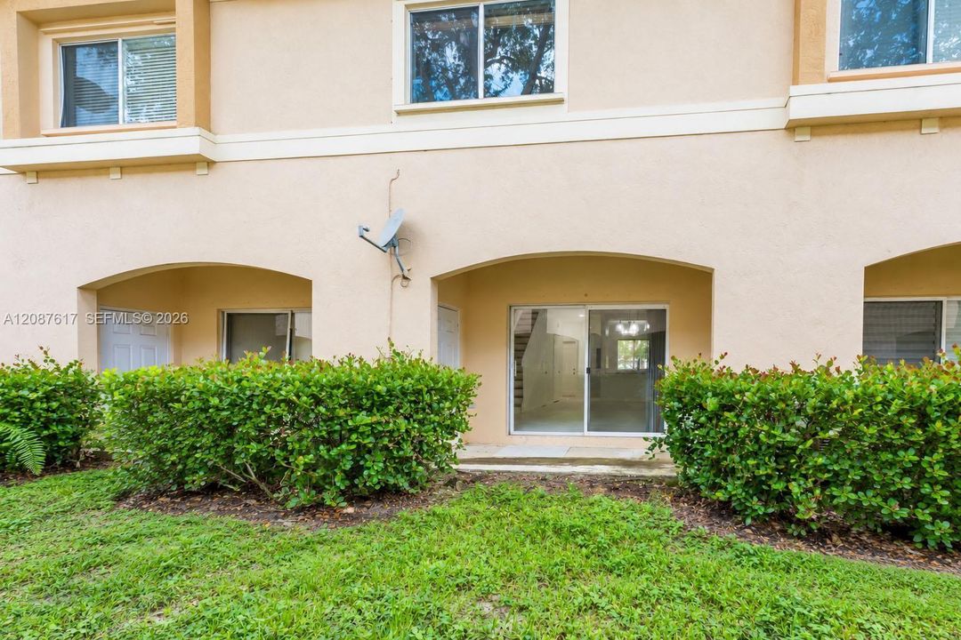 For Sale: $349,000 (2 beds, 2 baths, 1214 Square Feet)