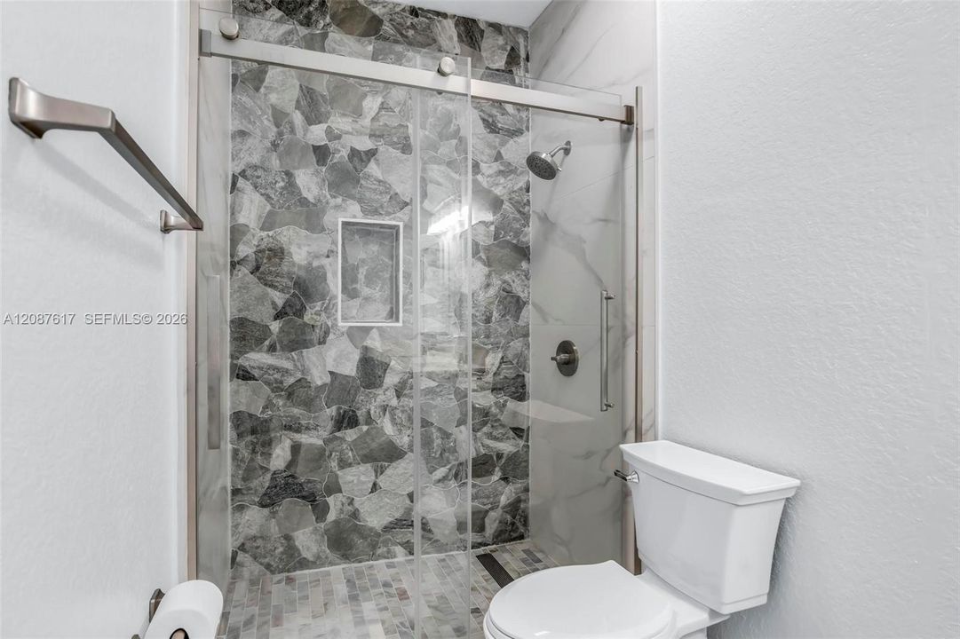 For Sale: $349,000 (2 beds, 2 baths, 1214 Square Feet)