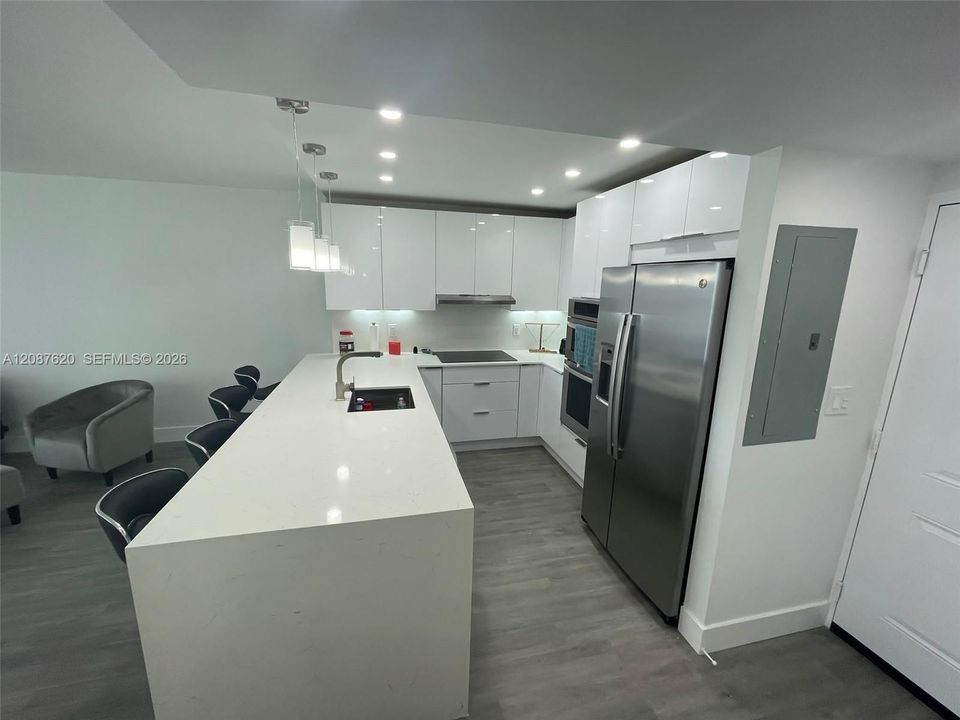 For Rent: $2,800 (1 beds, 1 baths, 991 Square Feet)