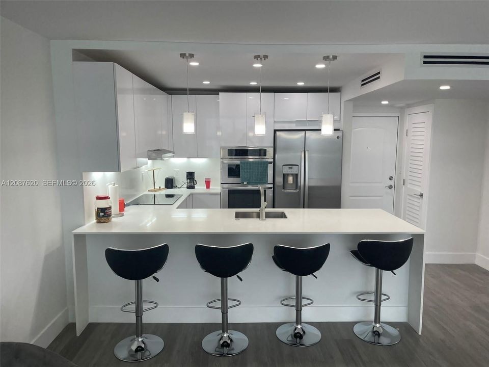 For Rent: $2,800 (1 beds, 1 baths, 991 Square Feet)
