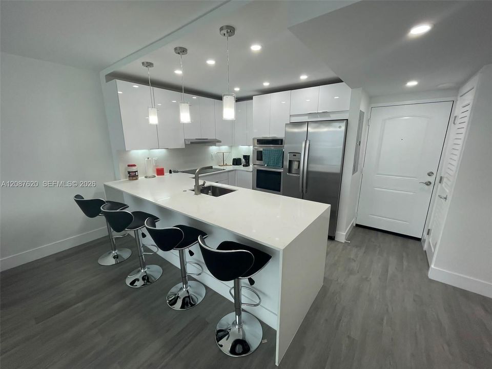 For Rent: $2,800 (1 beds, 1 baths, 991 Square Feet)