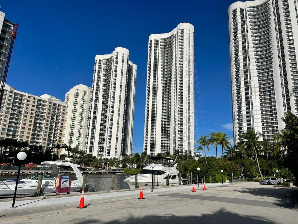 For Rent: $2,800 (1 beds, 1 baths, 991 Square Feet)