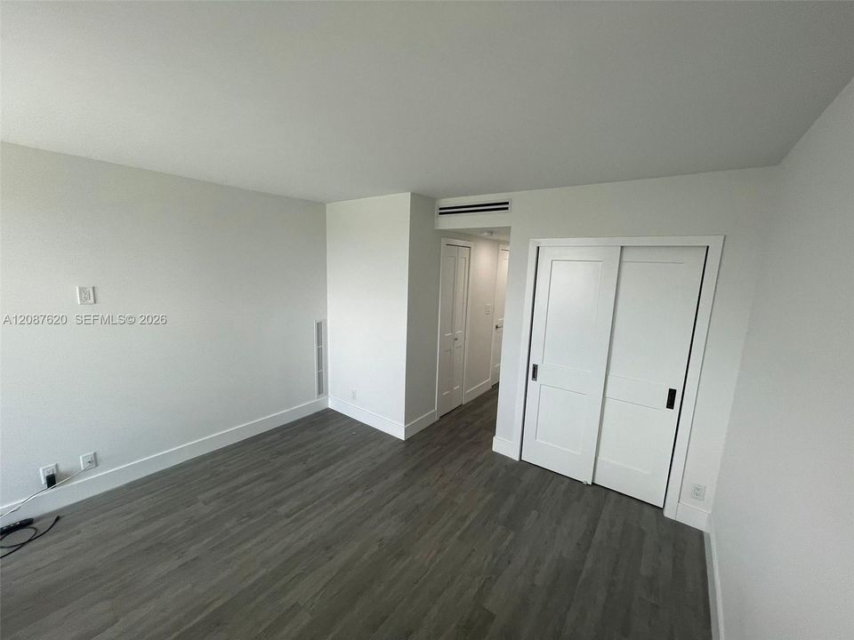 For Rent: $2,800 (1 beds, 1 baths, 991 Square Feet)