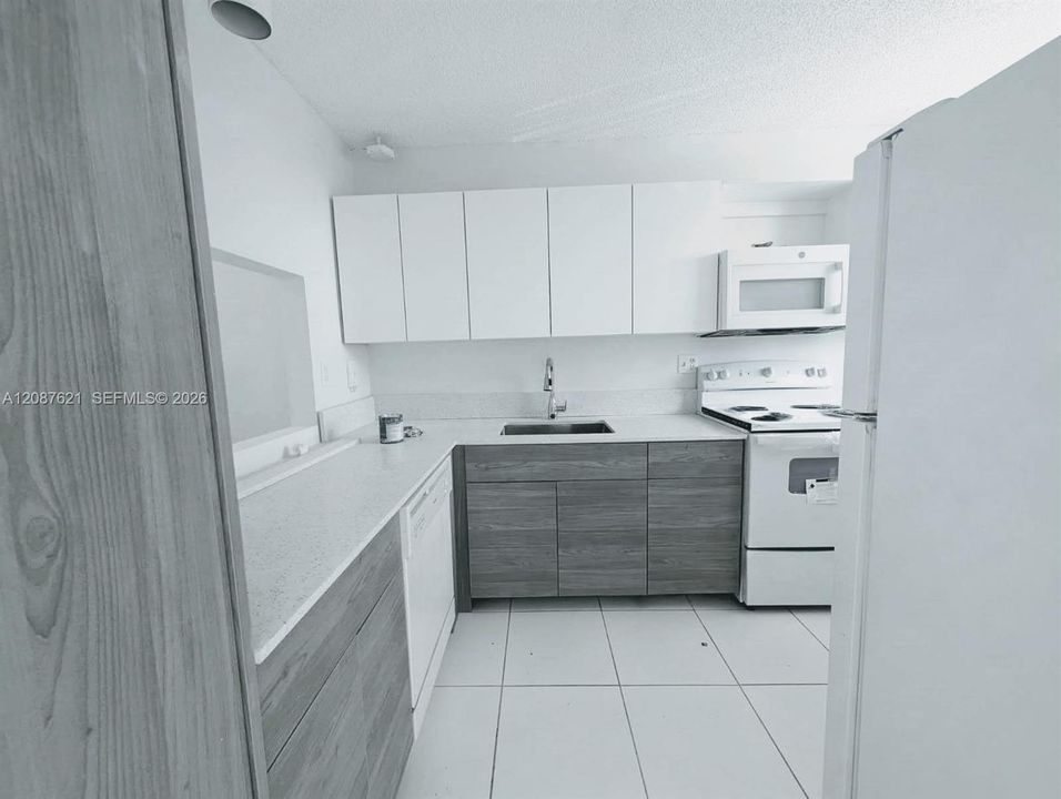 For Sale: $225,000 (2 beds, 2 baths, 1068 Square Feet)
