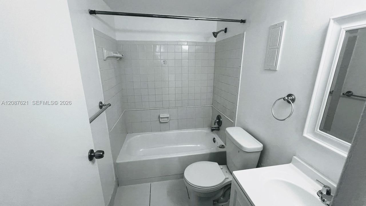 For Sale: $225,000 (2 beds, 2 baths, 1068 Square Feet)