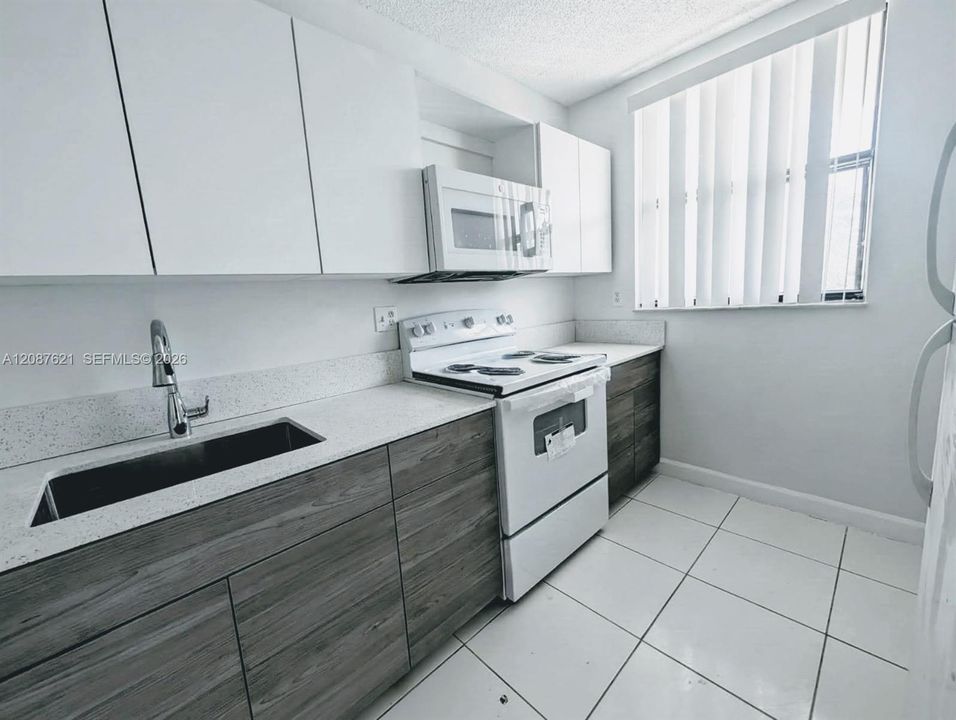 For Sale: $225,000 (2 beds, 2 baths, 1068 Square Feet)