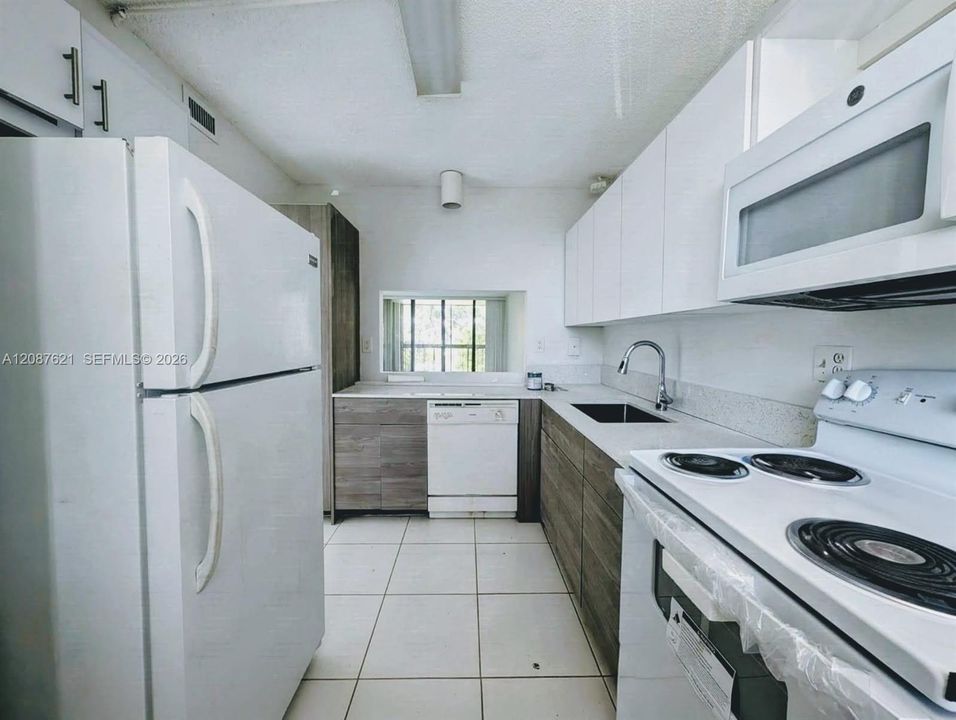 For Sale: $225,000 (2 beds, 2 baths, 1068 Square Feet)