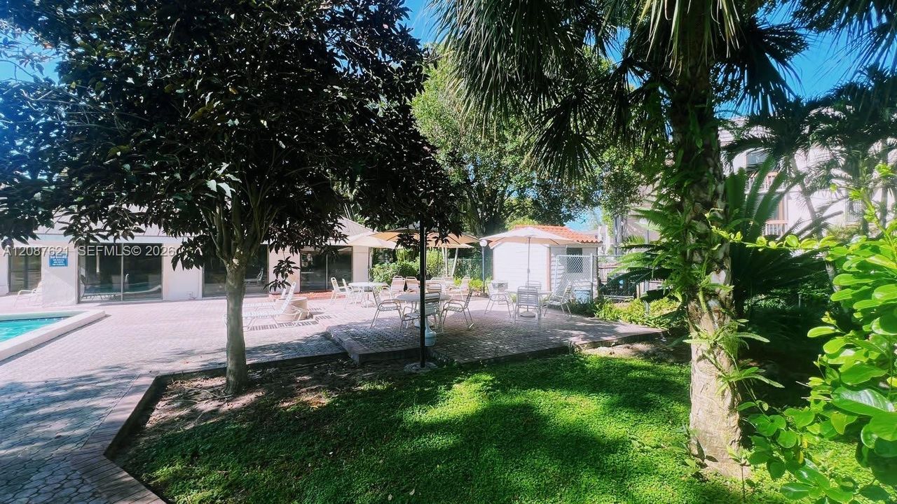 For Sale: $225,000 (2 beds, 2 baths, 1068 Square Feet)
