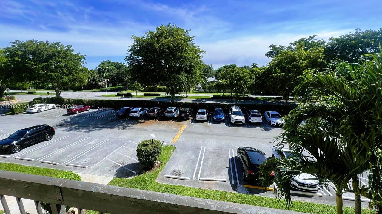For Sale: $225,000 (2 beds, 2 baths, 1068 Square Feet)