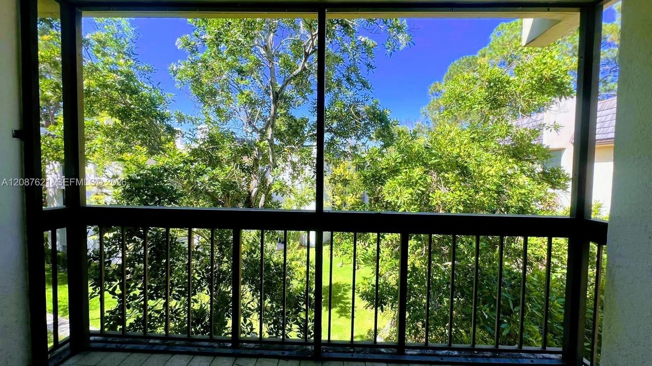 For Sale: $225,000 (2 beds, 2 baths, 1068 Square Feet)