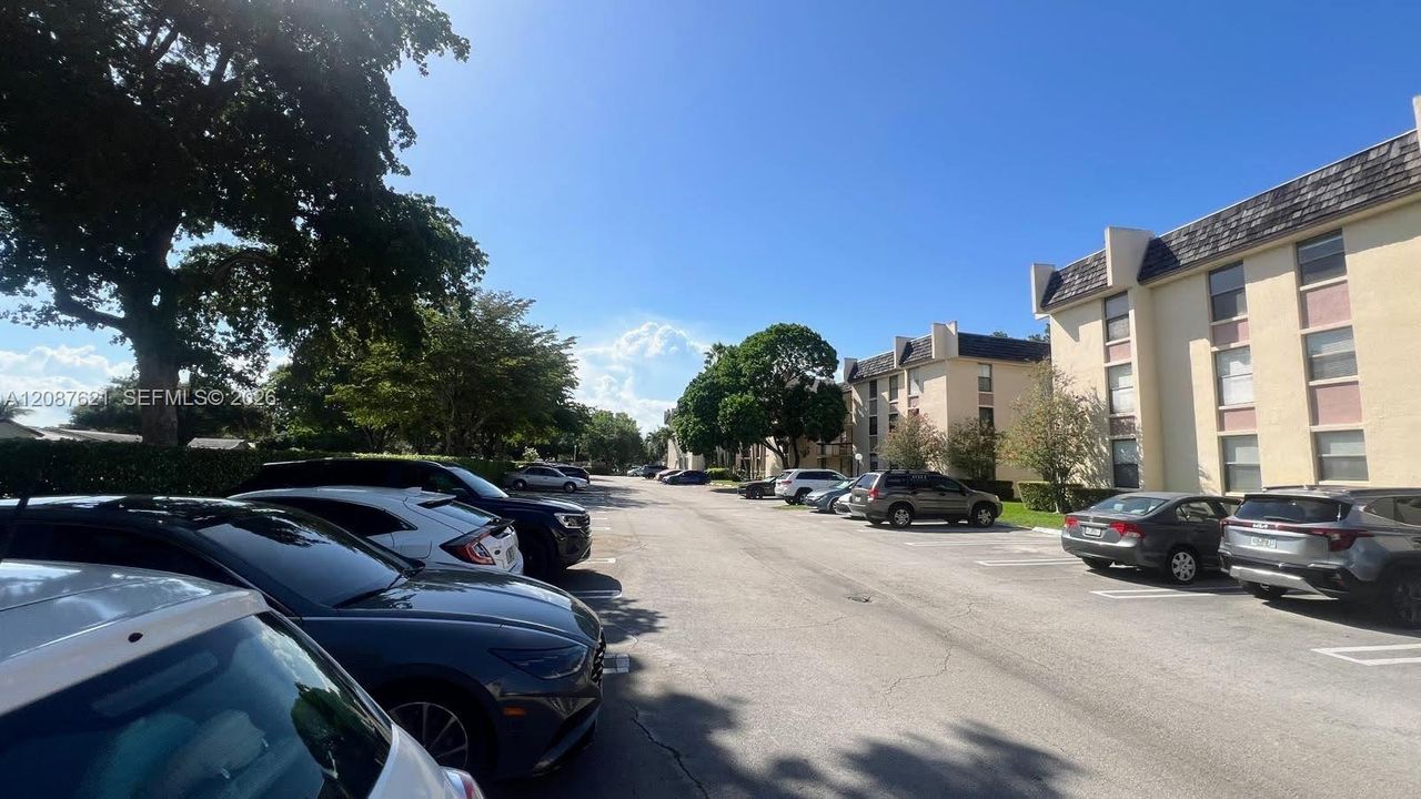 For Sale: $225,000 (2 beds, 2 baths, 1068 Square Feet)