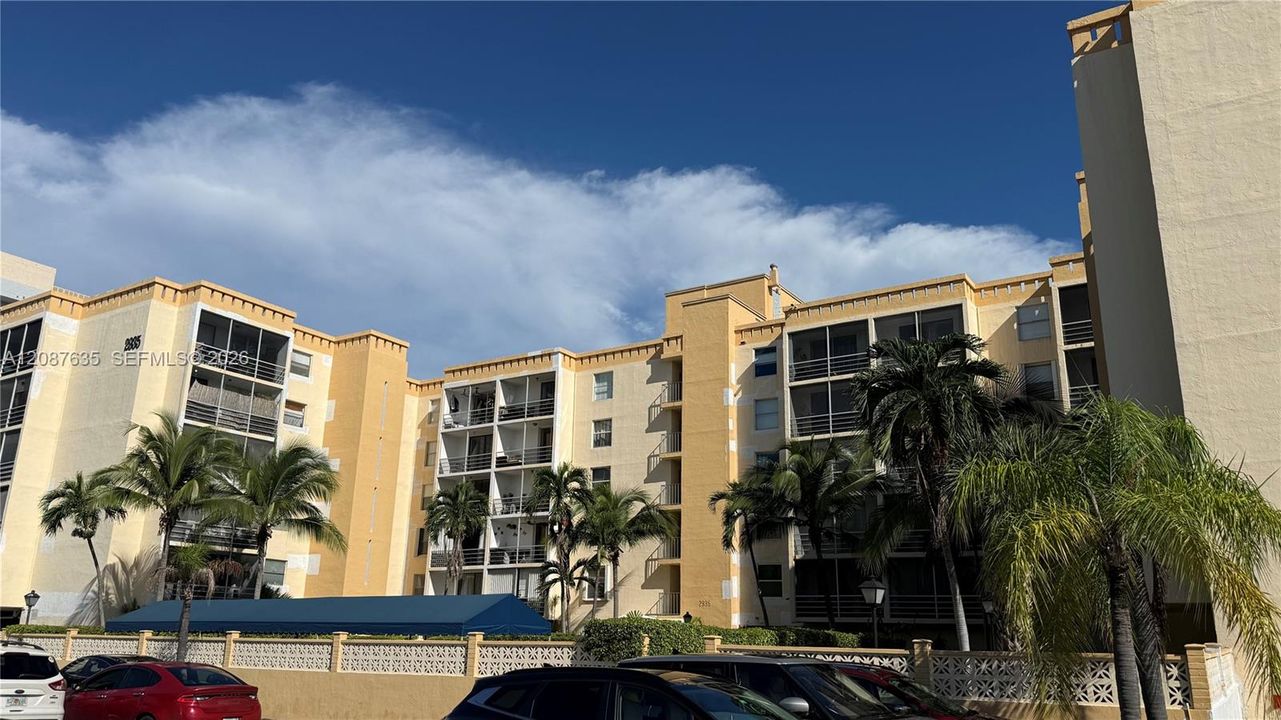 For Sale: $175,000 (1 beds, 1 baths, 778 Square Feet)