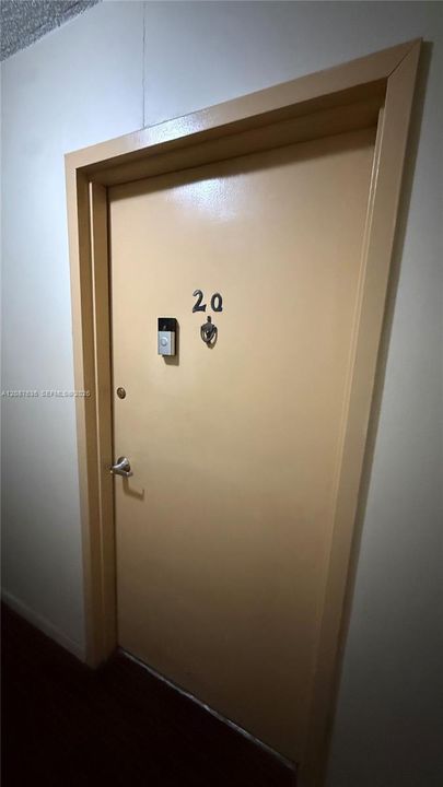 For Sale: $175,000 (1 beds, 1 baths, 778 Square Feet)