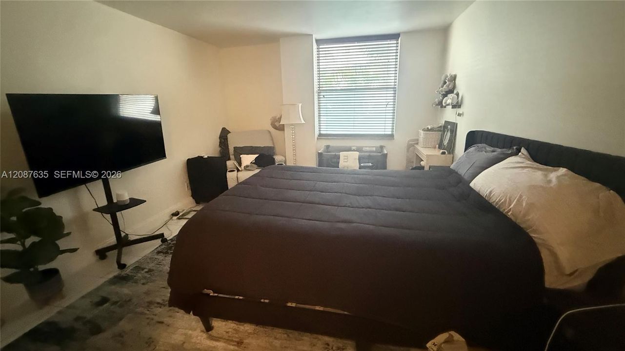 For Sale: $175,000 (1 beds, 1 baths, 778 Square Feet)