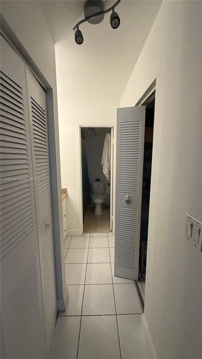 For Sale: $175,000 (1 beds, 1 baths, 778 Square Feet)