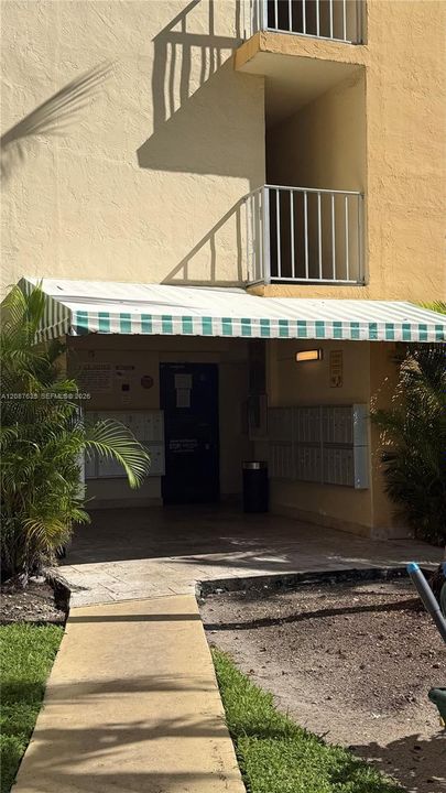 For Sale: $175,000 (1 beds, 1 baths, 778 Square Feet)