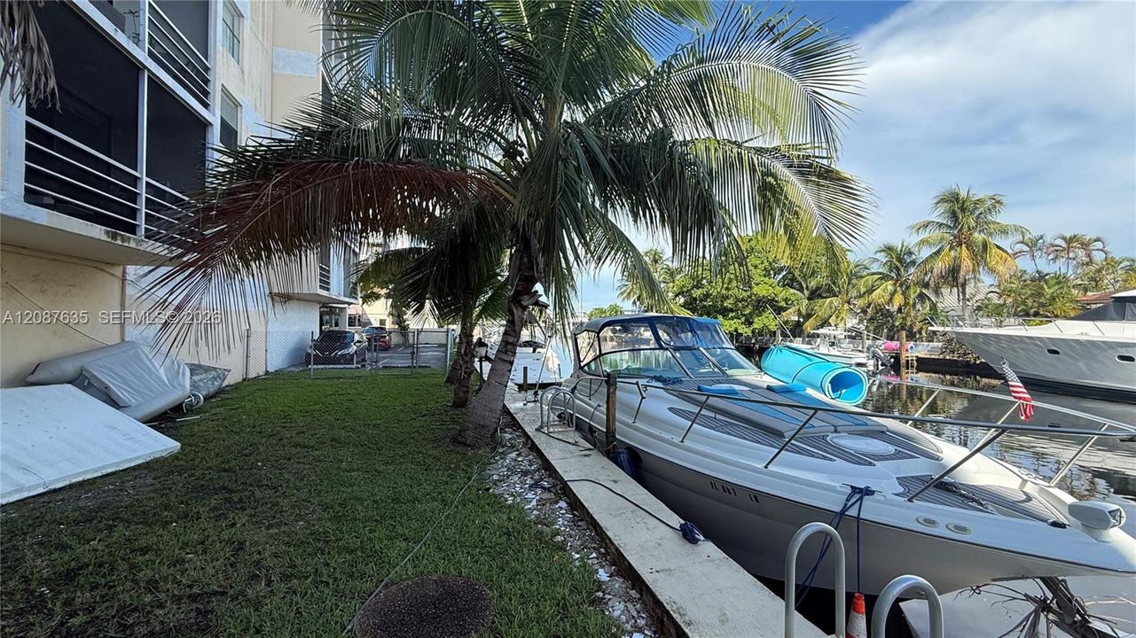 For Sale: $175,000 (1 beds, 1 baths, 778 Square Feet)