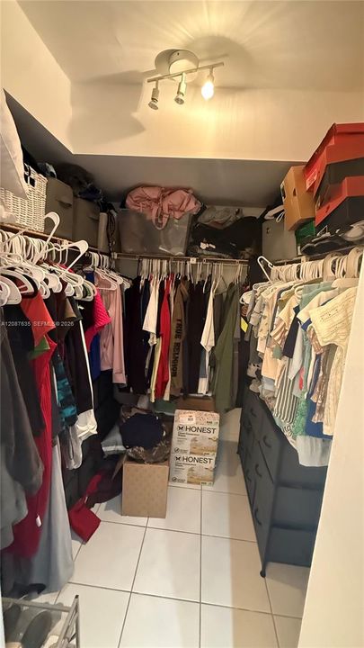 For Sale: $175,000 (1 beds, 1 baths, 778 Square Feet)