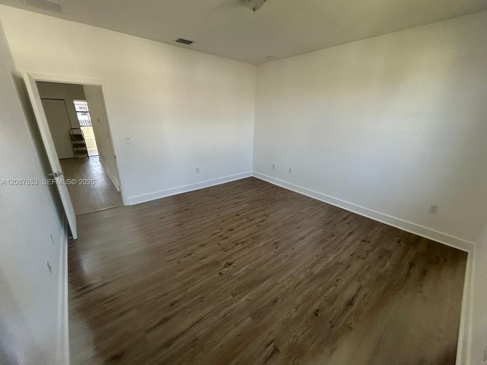 For Rent: $2,100 (3 beds, 2 baths, 1958 Square Feet)