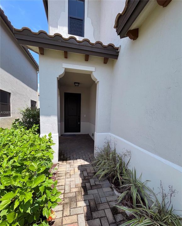 For Rent: $2,100 (3 beds, 2 baths, 1958 Square Feet)